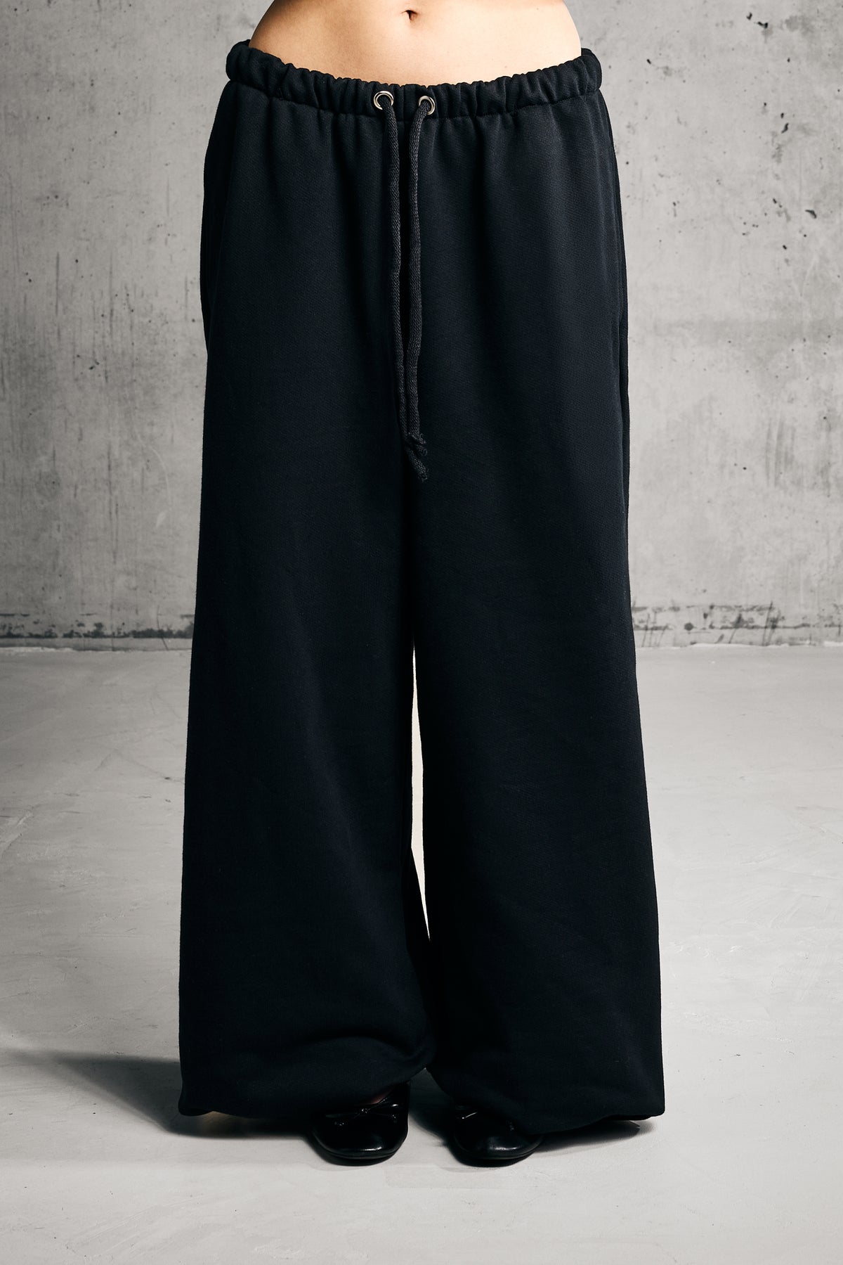 FORM SWEATPANTS — BLACK